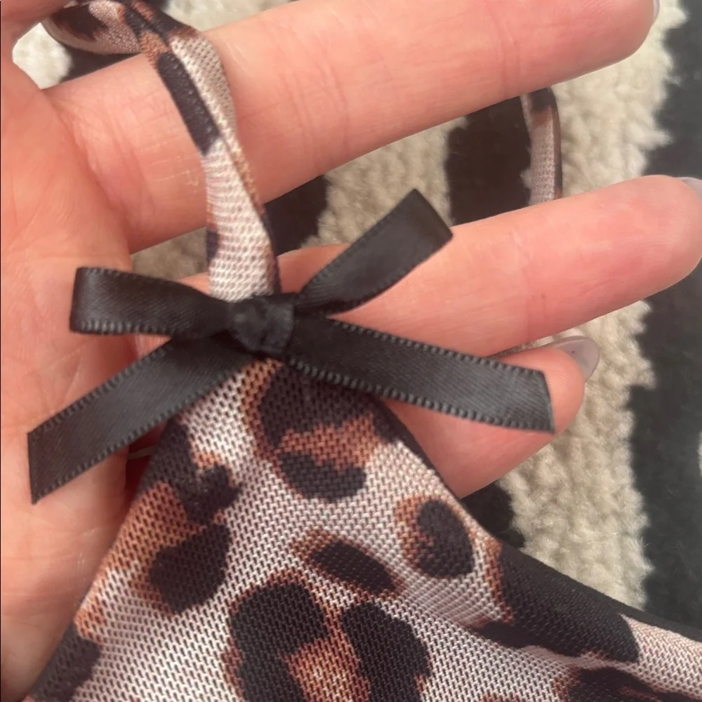 Bow Cheetah Crop Top - Picture 3 of 4